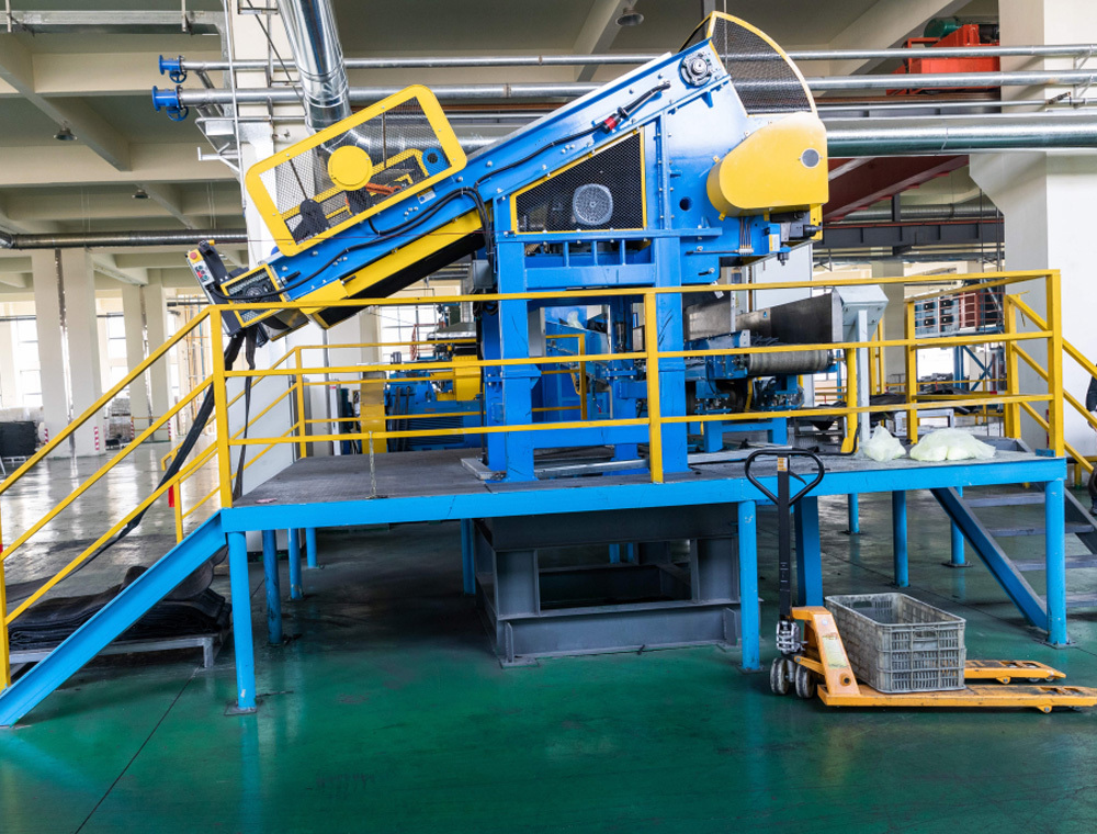 Rubber Sheet Feeder With Cutter