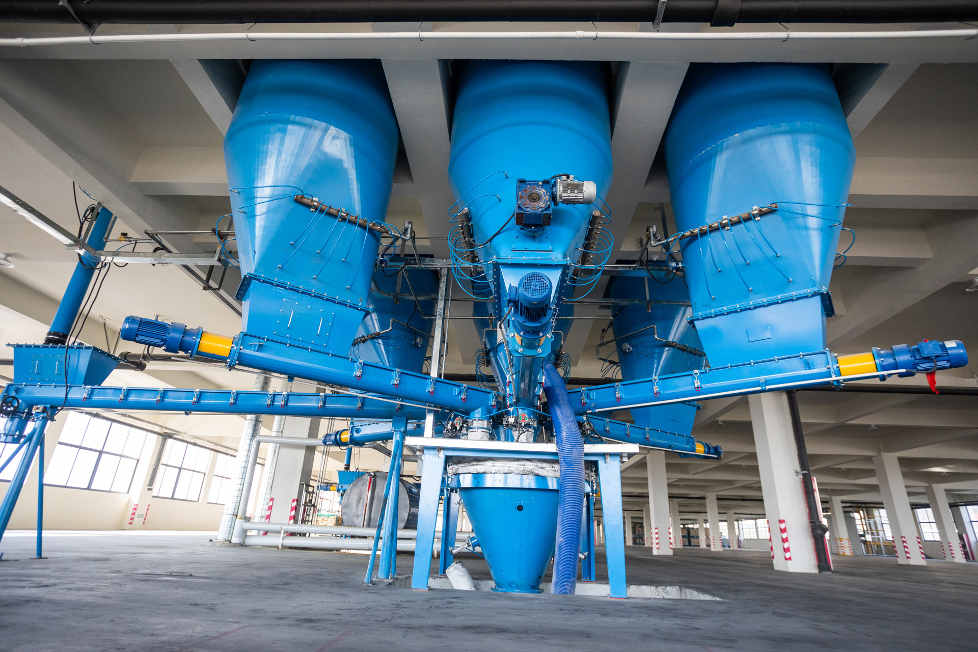 為(wèi)國(guó)內(nèi)外(wài)輪胎企業(yè)、橡塑制(zhì)品企業(yè)提供一(yī)體(tǐ)化(huà)煉膠解決方案